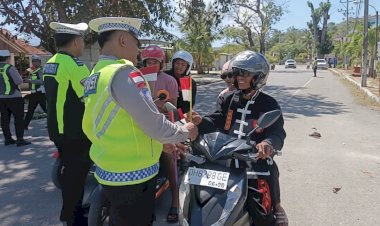 Jelang Karnaval Pembangunan, Sat Lantas Polres Rote Ndao Bagikan Bendera Bagi Masyarakat