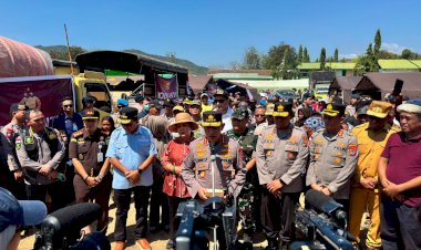 Polri Perkuat Penanganan Gempa NTT, Kapolri Tinjau Lokasi Terdampak dan Serahkan Bantuan