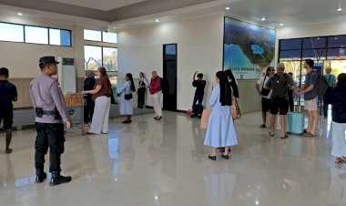 Jaga Kenyamanan Masyarakat, Polsek Lobalain Lakukan Pengamanan di Bandara D C Saudale