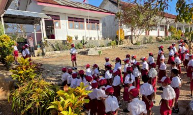 Personel Polsek Pantaibaru Jadi Inspektur Upacara di Sekolah, Upaya Bentuk Generasi NTT Yang Disiplin dan Bermoral