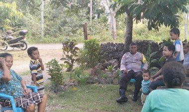 Sambangi Warga, Bhabinkamtibmas Polsek Rote Selatan  Ajak Warga Bijak Bermedia Sosial