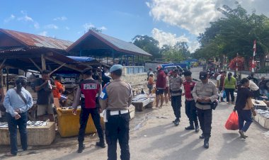 Pastikan Aman dan Lancar, Personel Polsek Rote Barat Laut Gelar Patroli Rutin di Pasar Busalangga