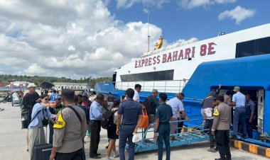 Pengamanan Rutin Personel Polsek Lobalain di Pelabuhan Ba'a, Pastikan Bongkar Muat Kapal Berjalan Aman