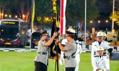 Penyerahan Pataka Catya Turangga Wira Sakti Tandai Pergantian Kepemimpinan Polda NTT dari Komjen Pol. Dr. Rudi Darmoko, S.I.K., M.Si. kepada Irjen Pol. Reza Arief Dewanto, S.I.K.