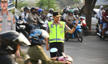 Tak Hanya Memberi Arahan, Kapolda dan Wakapolda NTT Turun Langsung Atur Lalu Lintas di Jam Sibuk Pagi