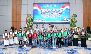 Wujud Kepedulian dan Kasih Sayang, Kapolda NTT Berikan Tali Asih dan Peralatan Sekolah kepada Anak Yatim di Rakernis Ditlantas 2026