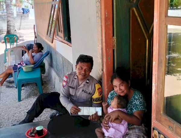Sambangi Warga, Bhabinkamtibmas Polsek Rote Barat Serahkan STNK Motor