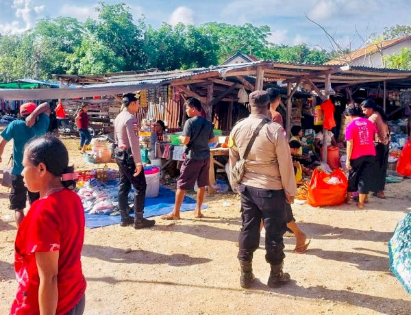 Patroli dan Pengamanan  di Pasar Oele  Wujud Polsek Rote Selatan Pastikan Kenyamanan Masyarakat