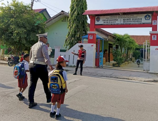 Aksi Humanis Personel Sat Lantas Polres Rote Ndao Saat Melaksanakan Kegiatan Kepolisian