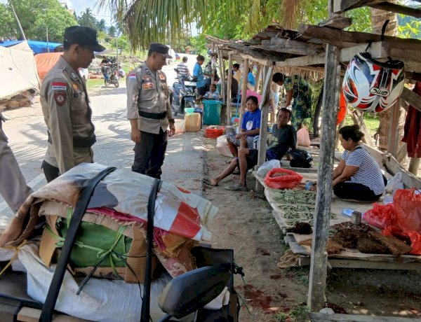 Patroli di Pasar Kuli Aisele, Polsek Lobalain Imbau Pedagang dan Pengunjung Waspada
