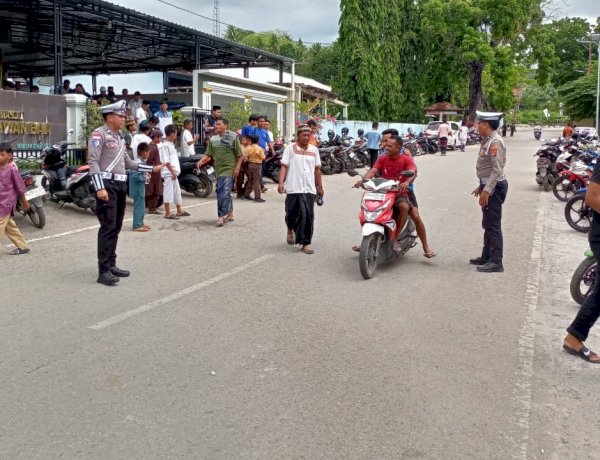Sat Lantas Polres Rote Ndao Lakukan Pengamanan Saat Ibadah Sholat Jumat