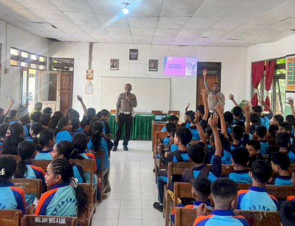 Police Goes To School Satlantas Polres Rote Ndao di SMP 4 Lobalain