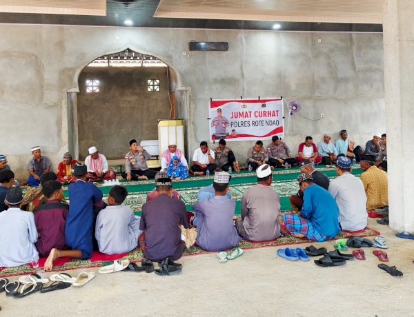 Kapolres Rote Ndao Gelar Jumat Curhat di Oenggae, Upaya Dengar Langsung Informasi Dari Warga