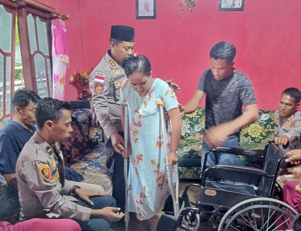 Kursi Roda Bagi Warga, Diserahkan Langsung Oleh Kapolres Rote Ndao