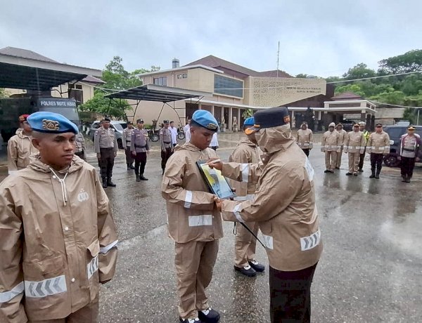 Kapolres Rote Ndao Jadi Irup Upacara PTDH Personel Polres Rote Ndao