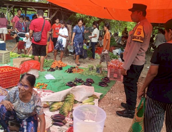 Polsek Rote Barat Daya Gelar Patroli Dialogis di Pasar Oetefu