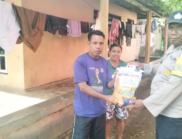 Dukung Astacita Pemerintah, Bhabinkamtibmas Bantu Distibusi Bibit Jagung