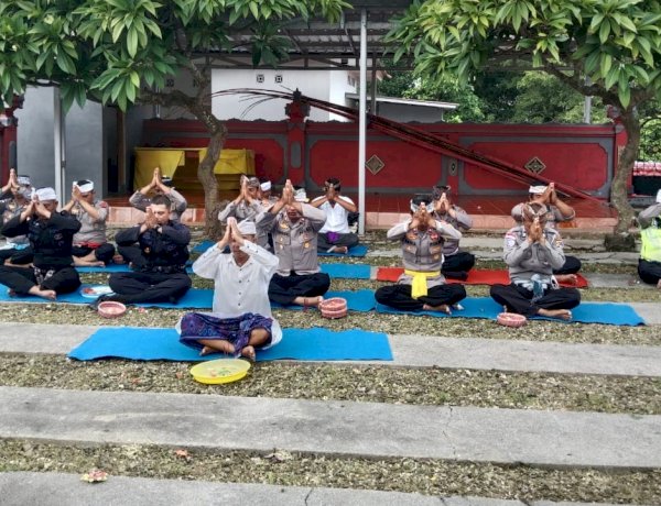 Perayaan Hari Raya Siwaratri, Personel Polres Rote Ndao dan Brimob Kompi III Yon A Pelopor di Pura Agung Girinatha