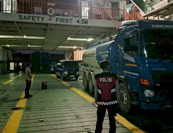Polsek Pantaibaru Lakukan Pengamanan Proses Bongkar BBM di Pelabuhan Pantaibaru
