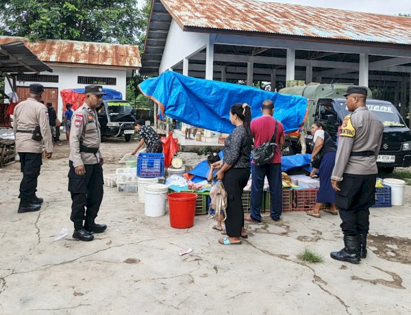Pastikan Kenyamanan Masyarakat, Personel Polsek Rote Tengah Lakukan Patroli di Pasar Siomeda