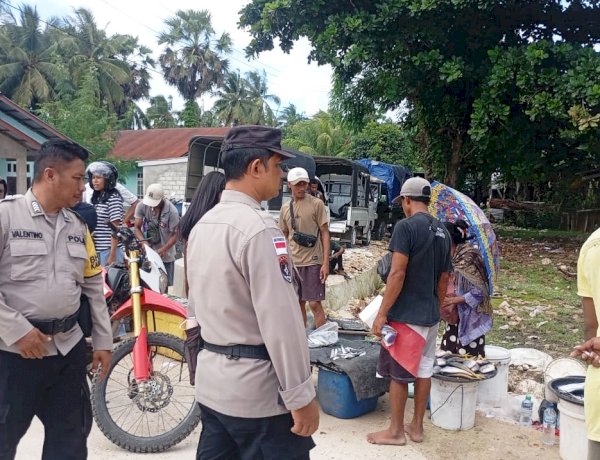 K2YD Polsek Rote Barat Laut di Pasar Busalangga