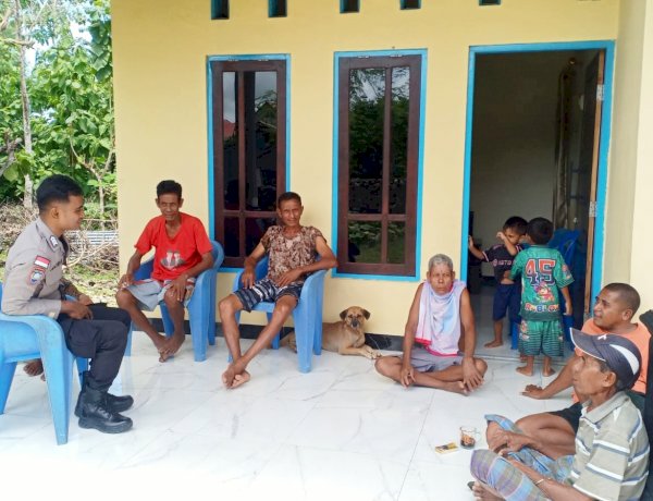 Bhabinkamtibmas Polsek Lobalain Sambangi Warga, Jaga Kemitraan Dalam Menjaga Keamanan Lingkungan