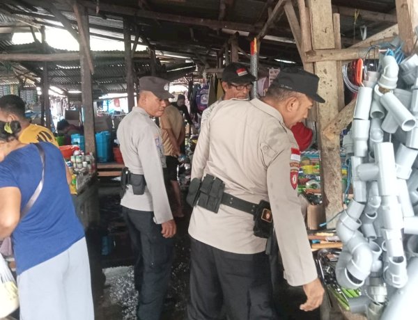 Patroli Dialogis Personel Polsek Rote Barat Laut di Pasar Busalangga