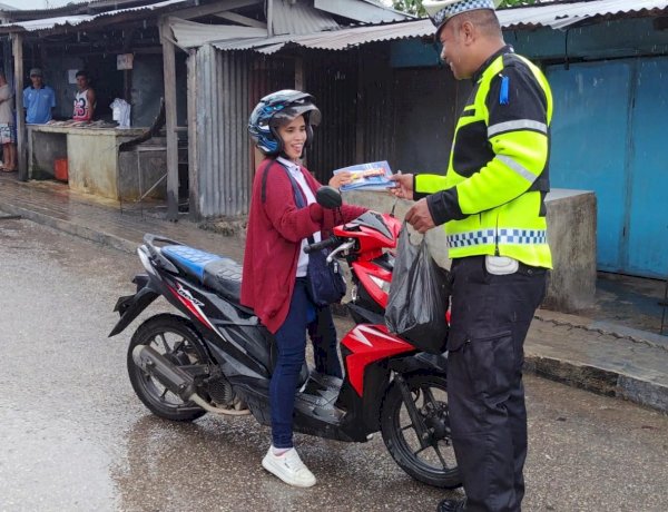 Jelang Akhir Operasi  Keselamatan Turangga 2026, Sat Lantas Polres Rote Ndao Berbagi Brosur dan Cokelat
