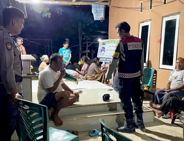 Sapa Warga Saat Patroli Malam, Polsek Rote Selatan Ajak  Jaga Keamanan