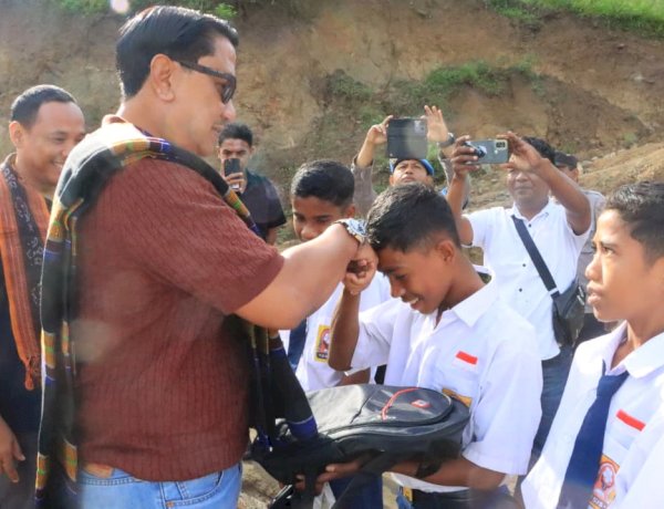 Wakapolda NTT Kunjungi SMPN 48 Sa Ate Gaikiu, Salurkan Bantuan bagi Sekolah Terdampak Bencana