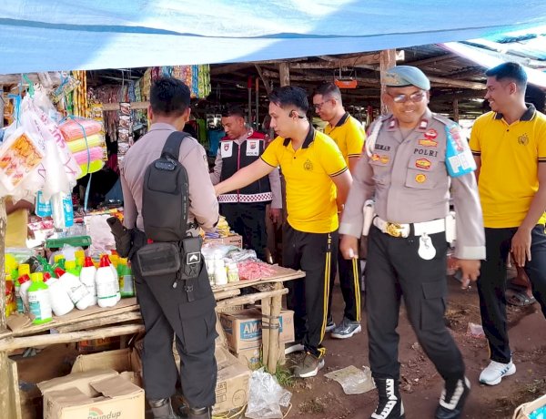 Pastikan Keamanan dan Kenyamanan Masyarakat, Personel Polsek Rote Selatan Lakukan Pengamanan di Pasar Oele