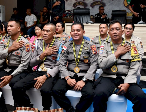 Dua Personel Polres Rote Ndao Memperoleh Penghargaan Dari Kapolda NTT