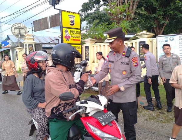 Kolaborasi Polres Rote Ndao Bersama Pelajar Berbagi Takjil Jelang Buka Puasa