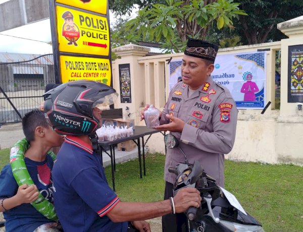 Berbagi Takjil Bersama Kapolres Rote Ndao, Pendekatan Humanis Jaga Toleransi