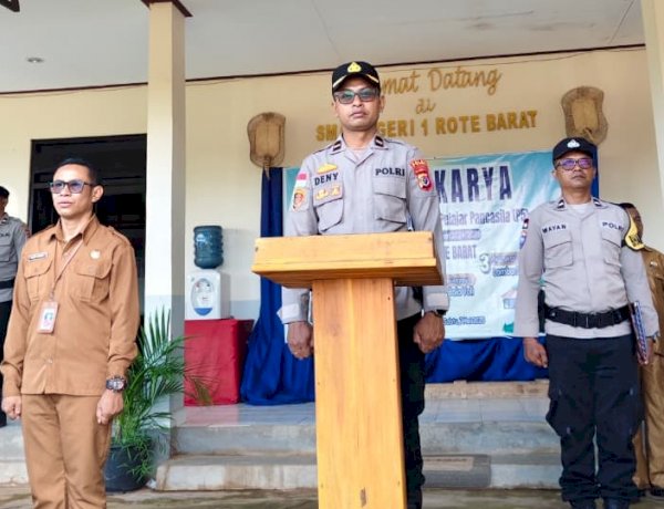Kapolsek Rote Barat Jadi Pemimpin Upacara Bendera,  Pendekatan Humanis Dari Lingkungan Sekolah