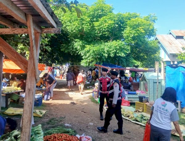 Pastikan Kenyamanan Masyarakat di Pasar Sedeoen Personel Polsek Rote Barat Lakukan Patroli  Dialogis dan Pengamanan