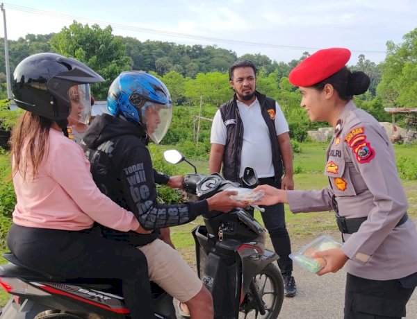 Sat Reskrim Polres Rote Ndao  Berbagi Takjil Jelang Buka Puasa Didepan Mapolres Rote Ndao