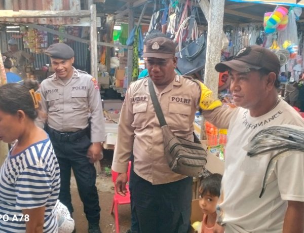 K2YD Polsek Rote Selatan Pastikan Kenyamanan Masyarakat di Pasar Oele