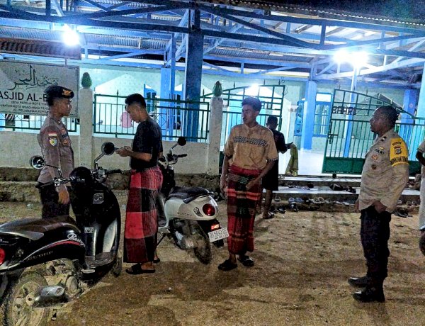Personel Polsek Rote Timur Lakukan Pengamanan Sholat Tarawih, Jaga Kamtibmas Tetap Kondusif