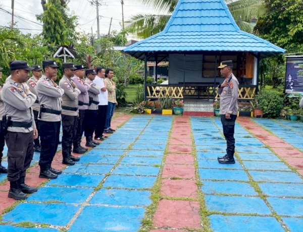 Wakapolres Pimpin Aksi Bersih Bersih Mesjid, Pasca Apel Bersama di Polsek Lobalain