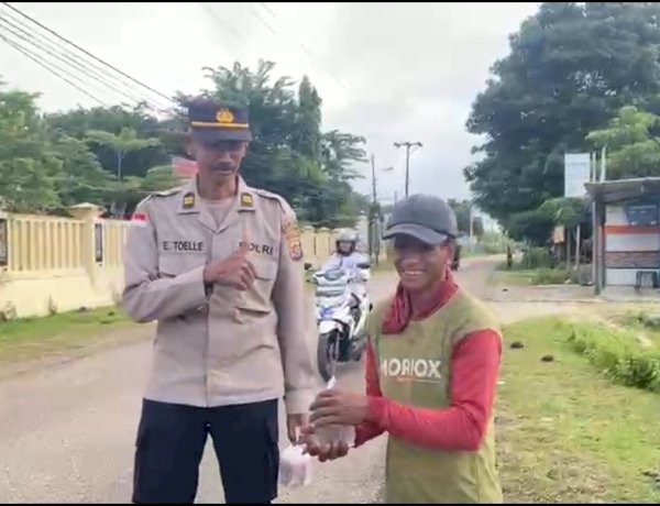 Satuan Tahti Polres Rote Ndao dan Seksi Humas Berbagi Takjil Bagi Masyarakat