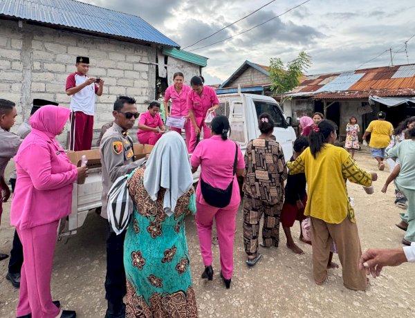 Polsek Rote Timur Bagi Takjil Bagi Masyarakat Jelang Buka Puasa