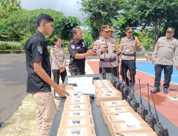 Optimalisasi Komunikasi, TIK Polres Rote Ndao Distribusi HT Bagi Pejabat Polres dan Kapolsek Jajaran