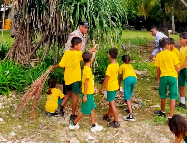 Bhabinkamtibmas Pulau Nuse  dan Siswa Gotong Royong Bersihkan Sampah di Pantai Nuse