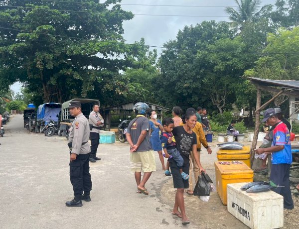 Pengamanan di Pasar Busalangga, Polsek Rote Barat Laut Pastikan  Kenyamanan Masyarakat Saat Beraktifitas