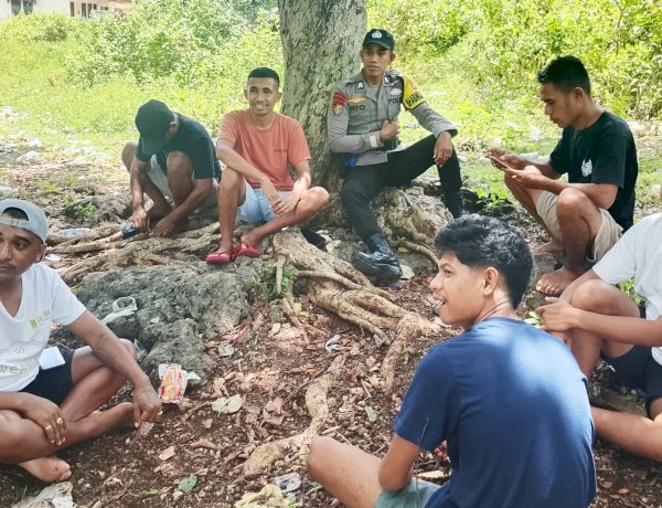 Patroli Dialogis Bhabinkamtibmas Polsek Pantaibaru di Desa Ofalangga