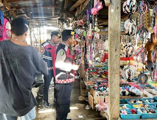 Patroli Dialogis di Pasar Busalangga, Polsek Rote Barat Laut Pastikan Keamanan Masyarakat
