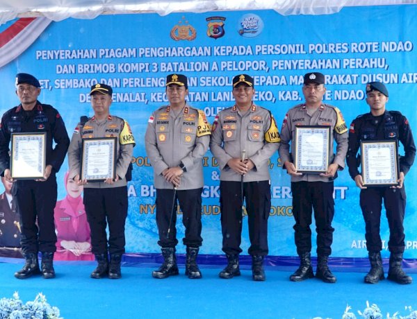 Kapolda NTT Berikan Penghargaan Bagi 18 Personel Polres Rote Ndao dan 16 Personel Brimob