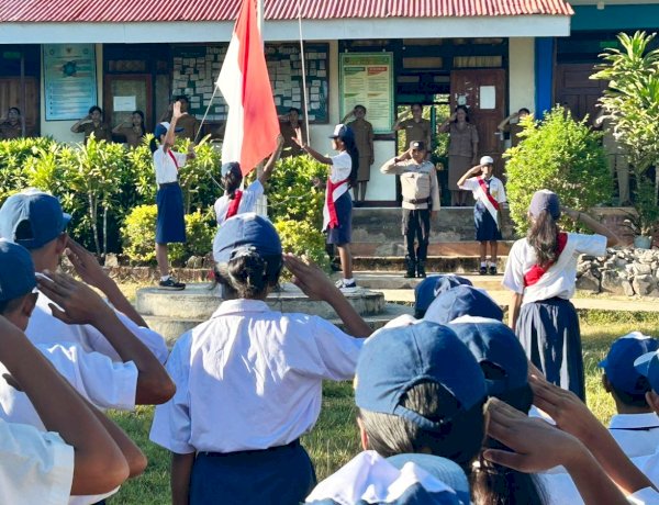 Polsek Rote Tengah Laksanakan Upacara Bendera Bersama UPTD SMPN 1 Rote Tengah