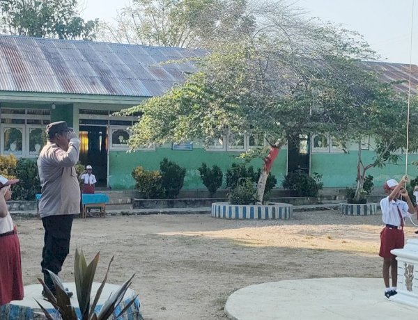 Bhabinkamtibmas Polsek Rote Timur Pimpin Upacara Bendera di SD Hailean